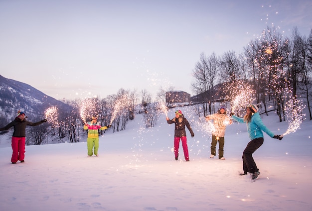 Grupo de snowboarders en vacaciones de invierno