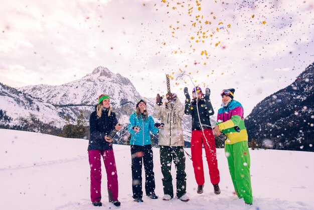 Grupo de snowboarders en vacaciones de invierno