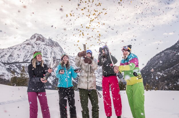 Grupo de snowboarders en vacaciones de invierno