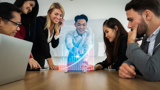 Foto grupo de socios comerciales que se encuentran presentes con holograma gráfico moderno.