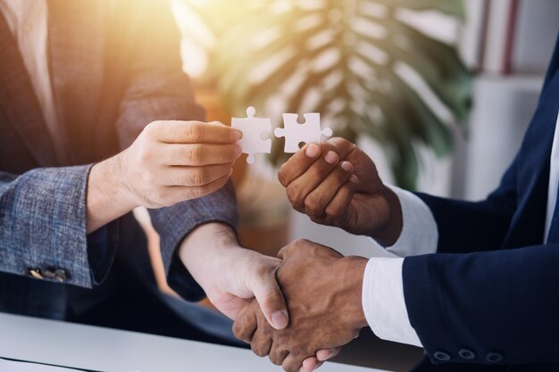 Grupo de socios de negocios equipo profesional trabajando juntos reunión están discutiendo y analizando con nueva estrategia de marketing proyecto de inversión para el crecimiento de las ganancias en la empresa