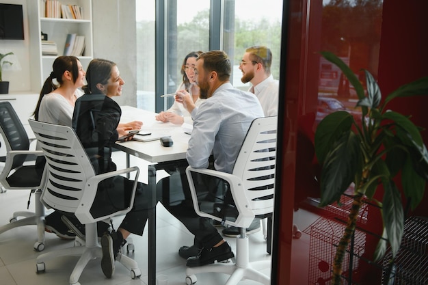 Un grupo de socios de negocios durante una reunión de equipo en la oficina moderna Concepto de trabajo en equipo