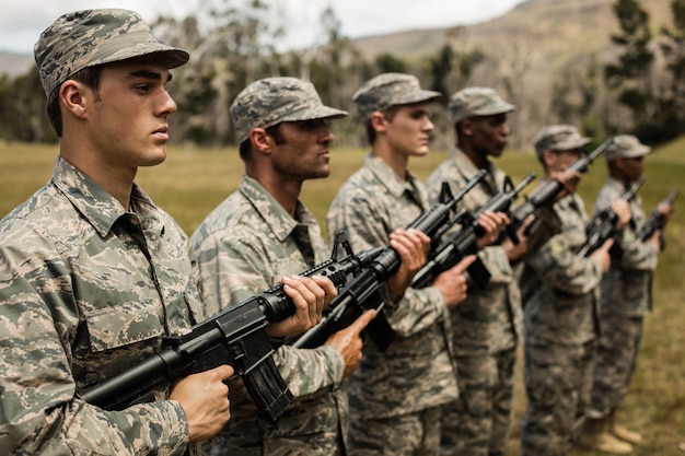 Grupo de soldados militares de pie con rifles