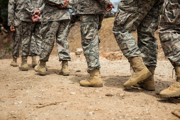 Grupo de soldados militares en una sesión de entrenamiento