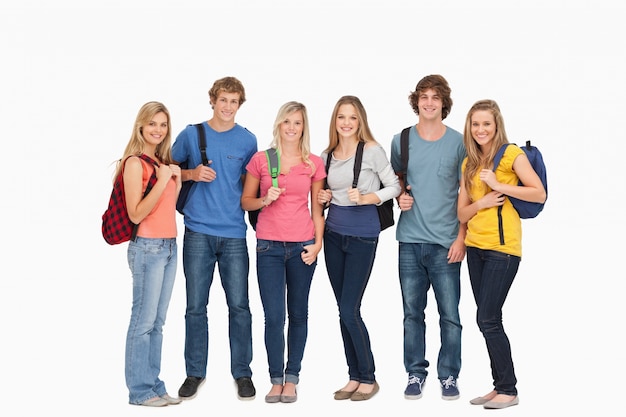 Grupo sonriente con mochilas mientras sonríen