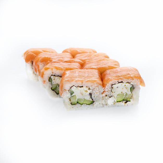 Un grupo de sushi sobre un fondo blanco.