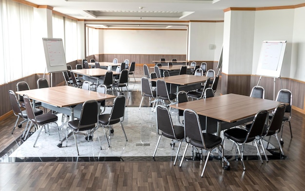 Grupo de taller de mesa en la sala de seminarios