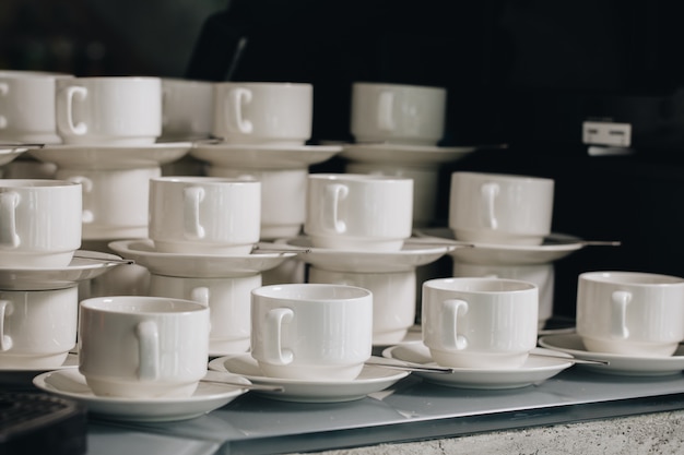 Grupo de tazas de café vacías. Muchas filas de taza blanca para servir té o café en el desayuno o buffet y seminario. taza blanca en Catering y Cocktail.