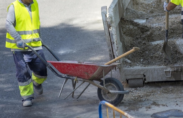 Un grupo de trabajadores de la construcción están trabajando en una calle