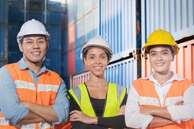 Grupo de trabajadores de fábrica joven y mujeres de pie con confianza y éxito