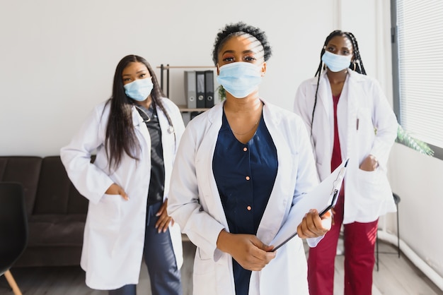 Grupo de trabajadores sanitarios con mascarillas protectoras