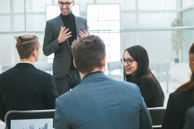 Grupo de trabajo discutiendo la estrategia financiera en una reunión general