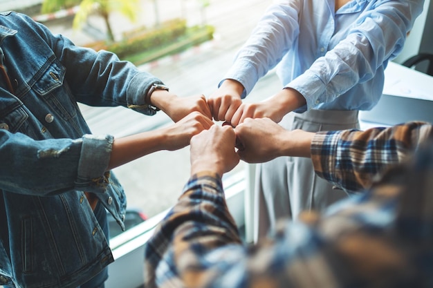 Grupo de trabajo en equipo de negocios unen sus manos con poder y concepto exitoso