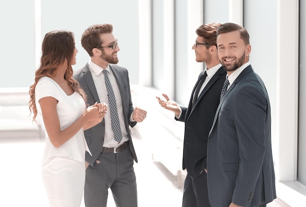 Foto grupo de trabajo hablando en la foto de la oficina con espacio de copia