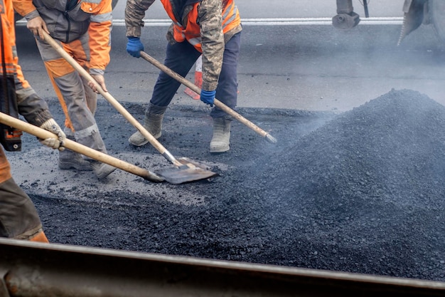 Un grupo de trabajo de trabajadores de la carretera renueva parte de la carretera