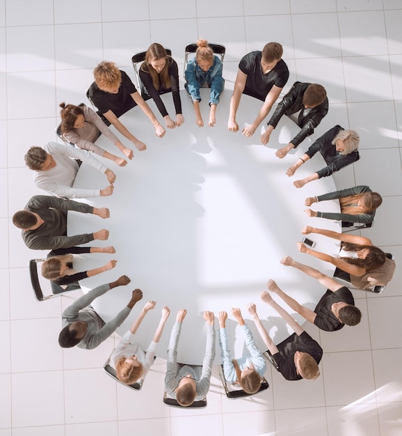 Grupo de trabajo de vista superior en una clase sobre trabajo en equipo