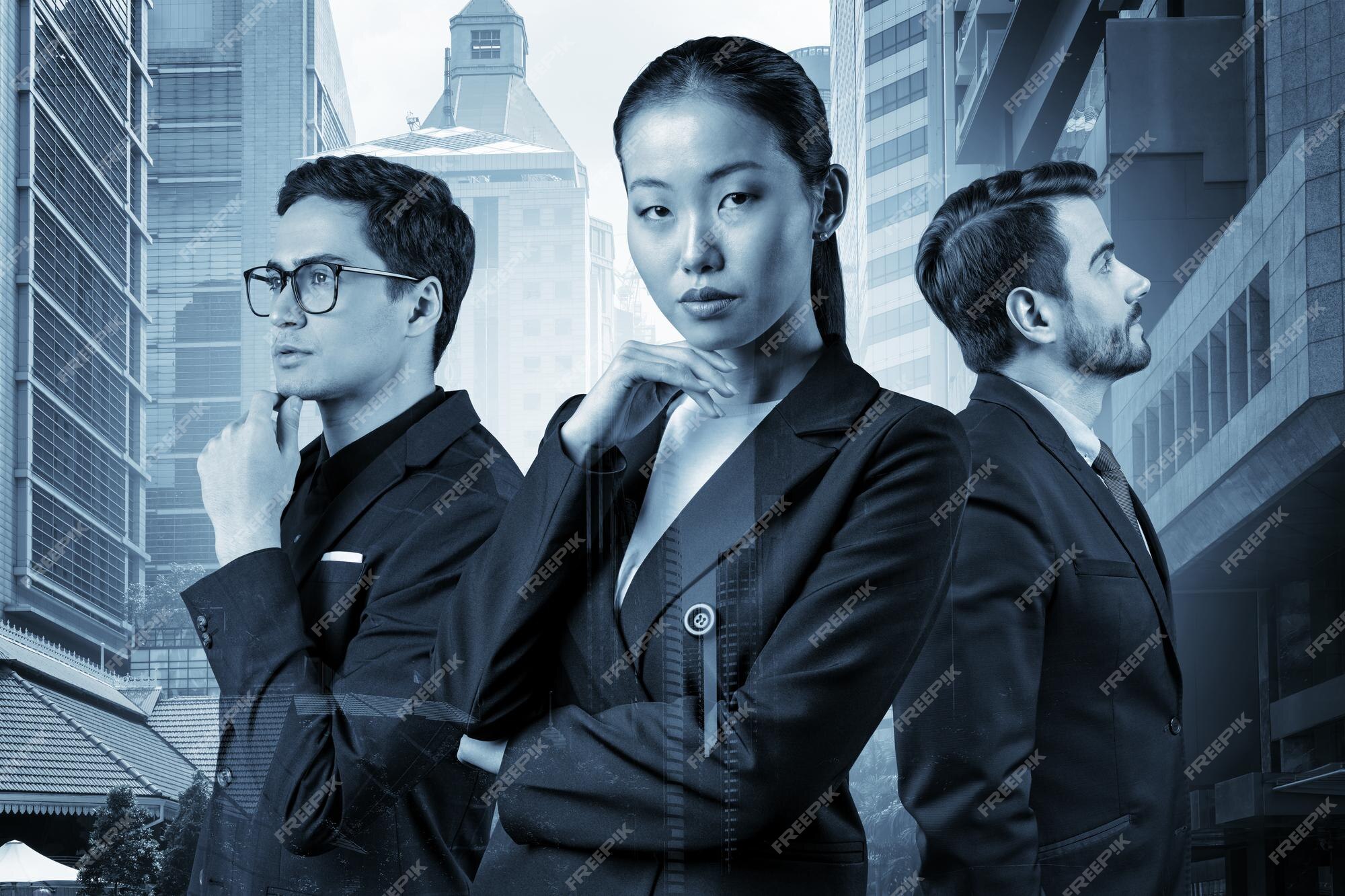 Grupo de tres colegas de negocios en trajes que sueñan con nuevas  oportunidades de carrera después de la graduación de mba concepto de equipo  corporativo multinacional singapur en segundo plano exposición doble |