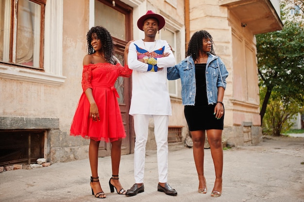 Grupo de tres elegantes amigos de moda afro francia posaron en el día de otoño Modelo de hombre africano negro con dos mujeres de piel oscura