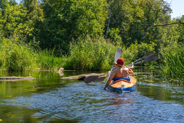 Un grupo de tres personas reman en un kayak Rafting en el río rápido Estilo de vida de viaje de aventura Concepto pasión por los viajes Vacaciones activas de fin de semana naturaleza salvaje al aire libre