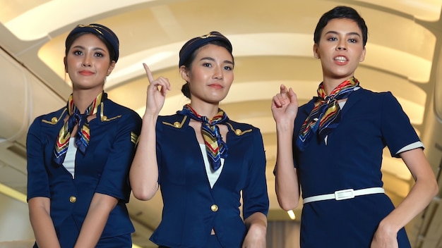 Grupo de tripulantes de cabina en un avión