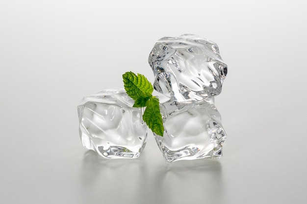 Foto un grupo de trozos de hielo con una hoja de menta. tomada en estudio con una 5d mark iii.