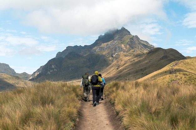 Grupo de turistas caminando hacia el Rucu Pichincha cerca de la ciudad de Quito