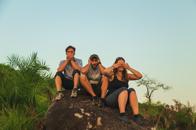 Grupo de turistas en la cima de la montaña.