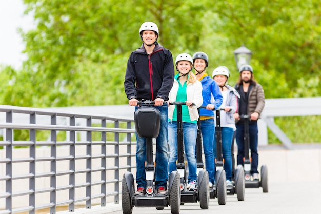 Grupo de turistas conduciendo Segway en visita turística.