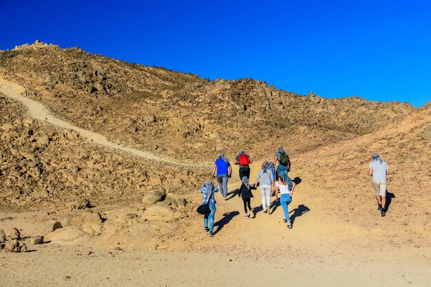 Grupo de turistas en el desierto árabe no lejos de la ciudad de Hurghada Egipto