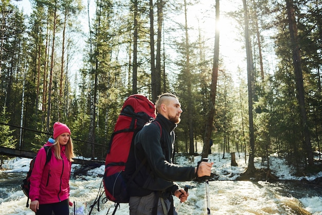 Un grupo de turistas formado por chicos y chicas que van al bosque junto al río.