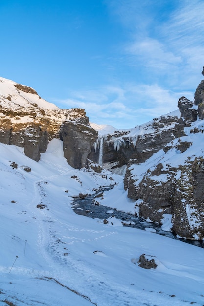 Grupo de turistas montañeros en una ruta por un camino totalmente nevado entre las montañas