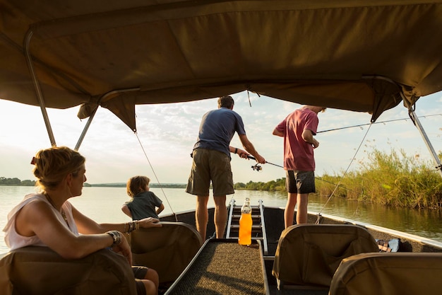 Un grupo de turistas pescando en familia desde un barco en el río Zambezi Botswana