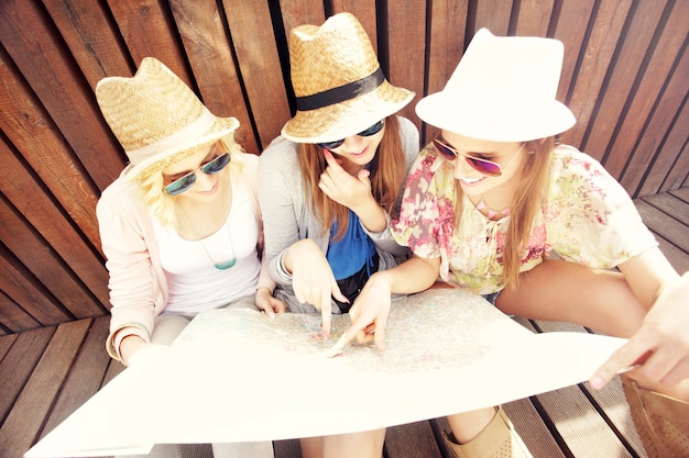 Grupo de turistas usando mapa en la ciudad.