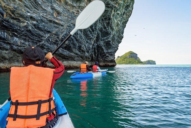 Grupo de turistas en un viaje en kayak en barco en el verano en Mu Ko Ang Thong Tailandia