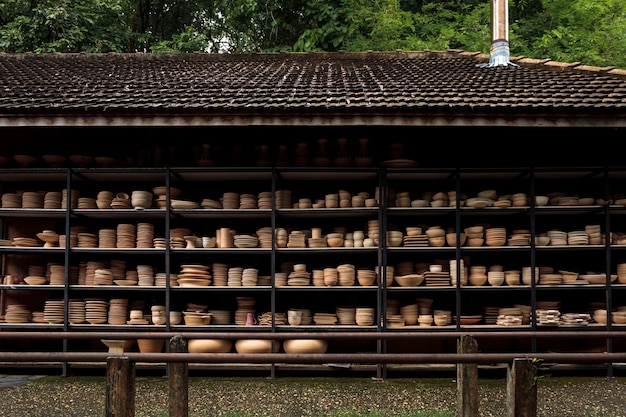 Grupo de utensilios de cocina de cerámica artesanal dispuestos en estantes