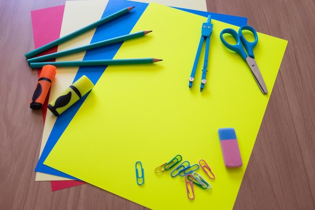 Grupo de útiles escolares y hojas de dibujo en un escritorio accesorios para estudiantes espacio de copia del día del maestro para texto concepto de regreso a la escuela