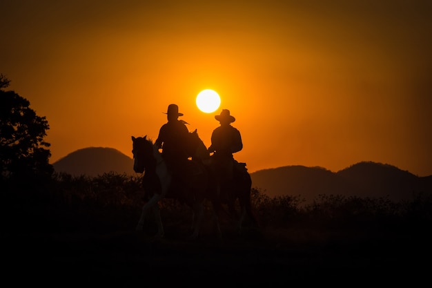 Grupo de vaquero a caballo.