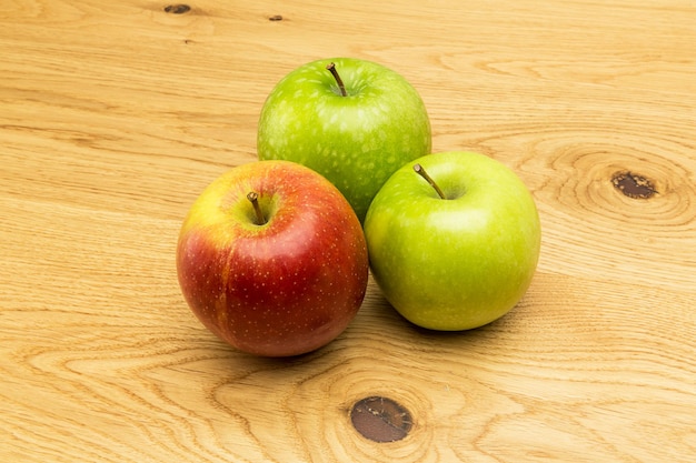 Un grupo de variedades de manzanas sobre fondo de madera. Tomada en estudio con una 5D mark III.