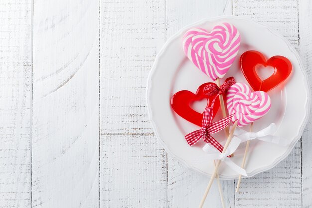 Grupo de varios dulces festivos en forma de corazón