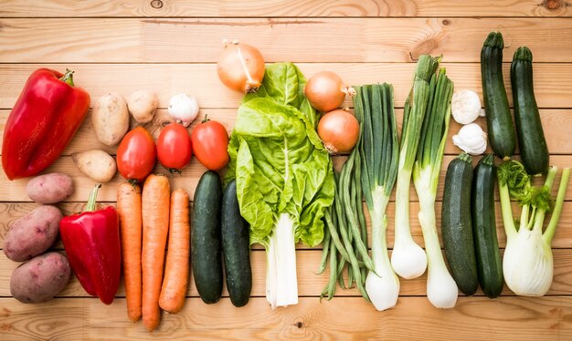 Grupo de vegetales orgánicos crudos clasificados en una mesa de madera. Dieta detox vegana y vegetariana