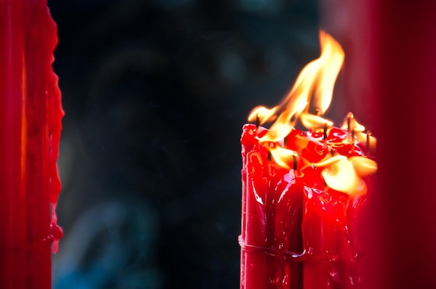 Grupo de velas de luz roja brillante derritiéndose