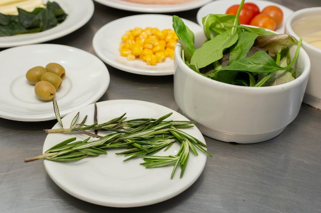 Grupo de verduras antes de la preparación en la mesa del chef