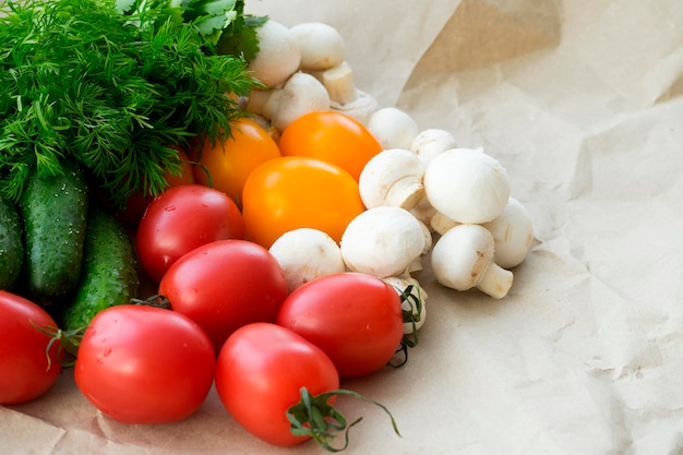 Grupo de verduras frescas sobre fondo de papel kraft