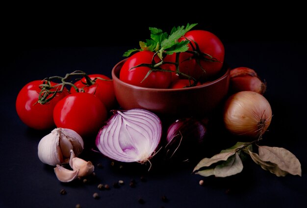 Grupo de verduras sobre una superficie oscura