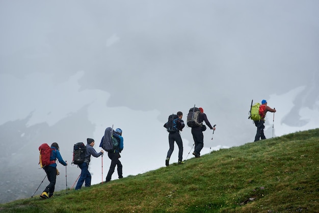 Foto grupo de viajeros subiendo la montaña