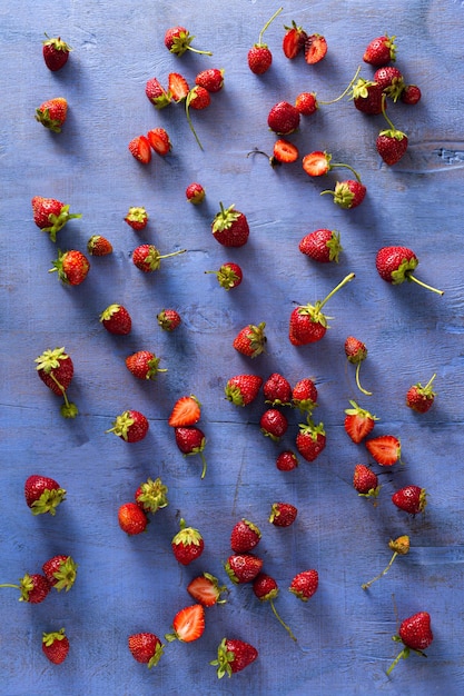 Grupo de vista aérea de fresas sobre un fondo púrpura