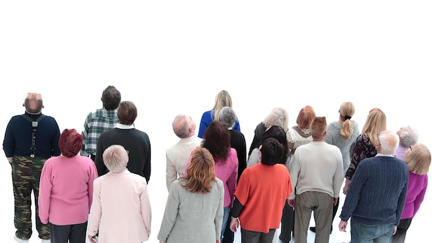 Grupo de vista trasera de diversas personas mayores leyendo un anuncio en una pantalla blanca