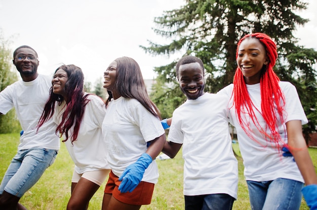 Grupo de voluntarios africanos felices