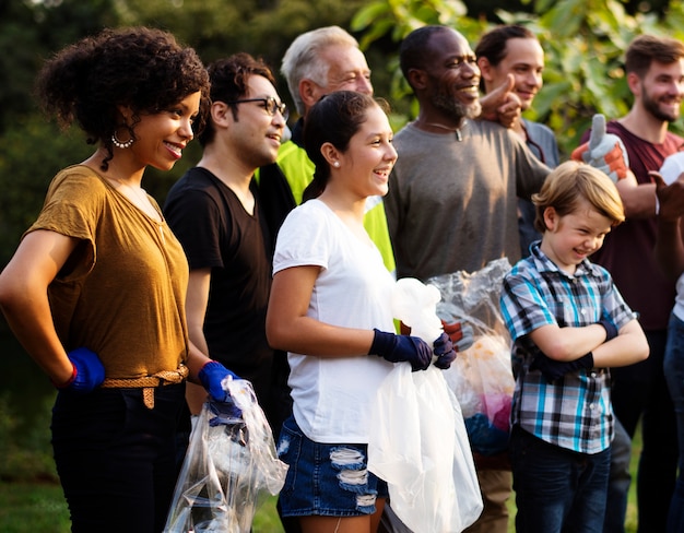 Grupo de voluntarios diversos