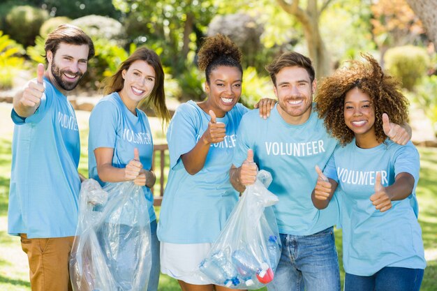 Foto grupo de voluntarios divirtiéndose